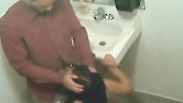 Шлюха сосет хуй в сортире перед скрытой камерой