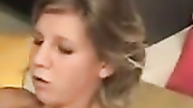 Молодая любовница дает на кухне и пожирает сперму