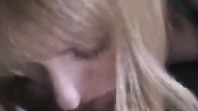 Соблазнительная мама сосет хуй словно шлюха