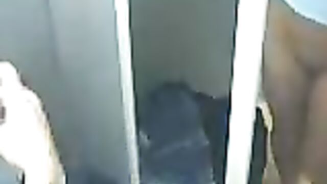 Стройная девушка разделась в примерочной