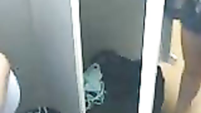 Стройная девушка разделась в примерочной