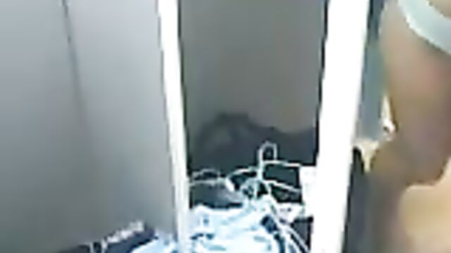 Стройная девушка разделась в примерочной