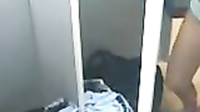 Стройная девушка разделась в примерочной