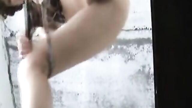 Писающие девушки перед скрытой камерой