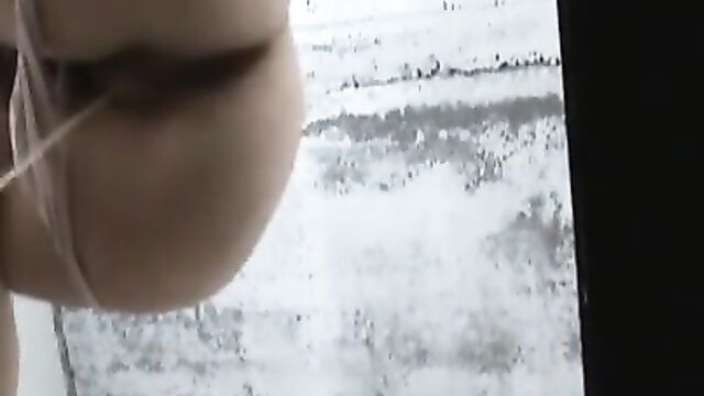 Писающие девушки перед скрытой камерой