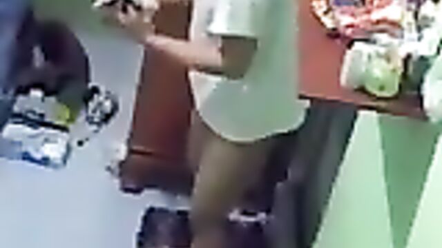 Возбужденный студент подсматривает за мамой без трусиков
