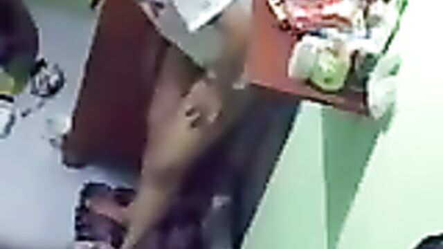 Возбужденный студент подсматривает за мамой без трусиков