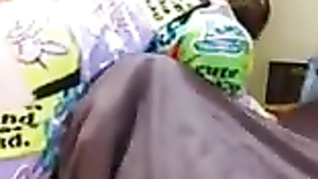 Тощий парень ставит сестру раком и ебет пока нет родителей