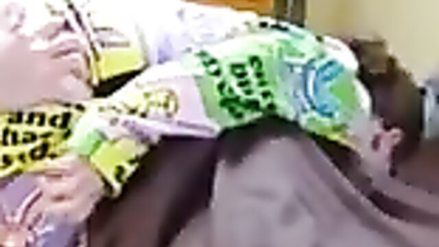 Тощий парень ставит сестру раком и ебет пока нет родителей