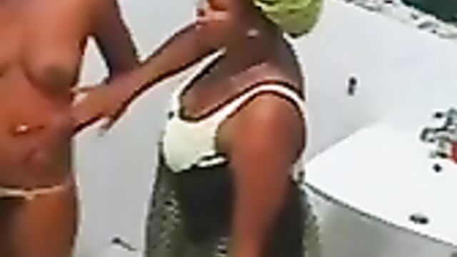 Эротичная негритянка в трусиках поглаживает соски