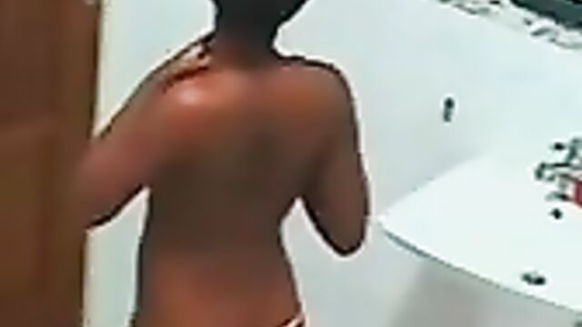 Эротичная негритянка в трусиках поглаживает соски