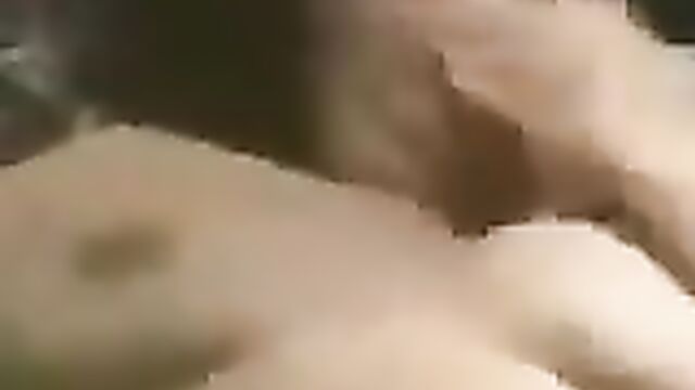 Возбужденная жирная мамочка дрочит пизду на пляже