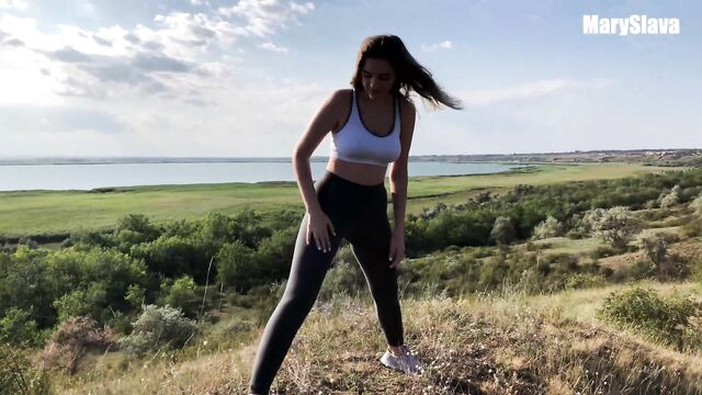 Спортсменка взяла хуй за щёку во время утренней зарядки на природе