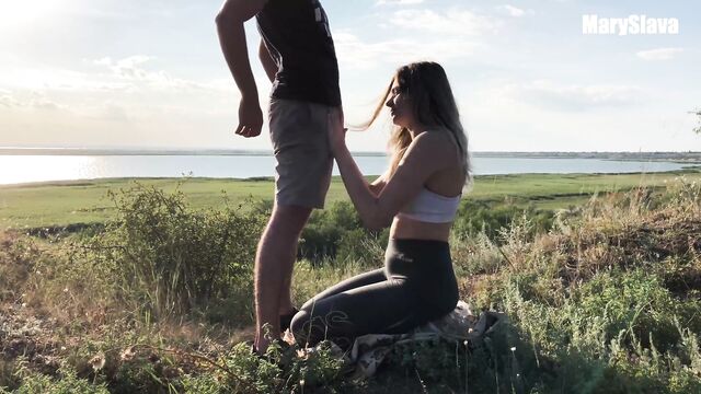 Спортсменка взяла хуй за щёку во время утренней зарядки на природе