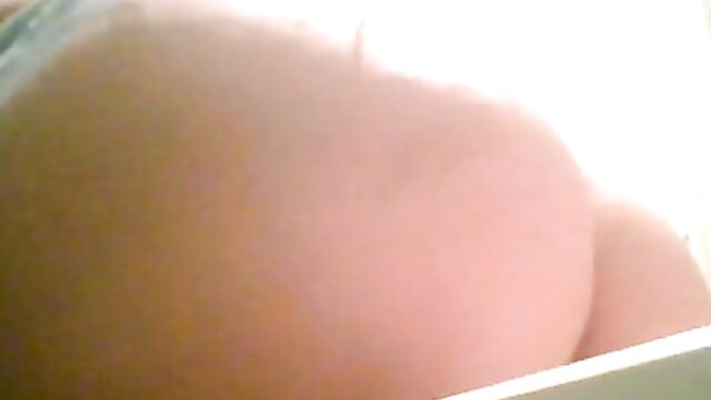 Писающие девушки и женщины, эротичная подборка