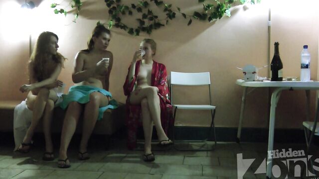 Голые русские девушки в сауне пьет вино и общаются