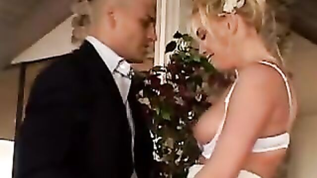 Эротичная невеста в фате изменяет перед свадьбой
