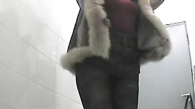 Девушки писают в общественной уборной перед объективом