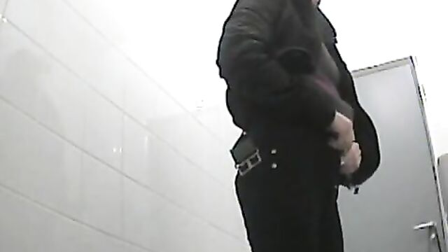 Девушки писают в общественной уборной перед объективом