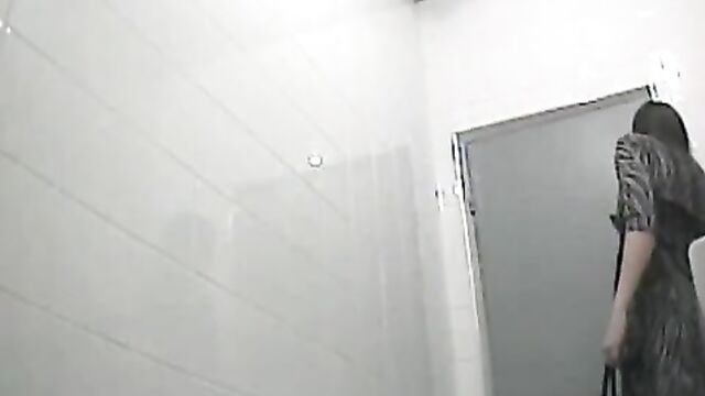 Девушки писают в общественной уборной перед объективом