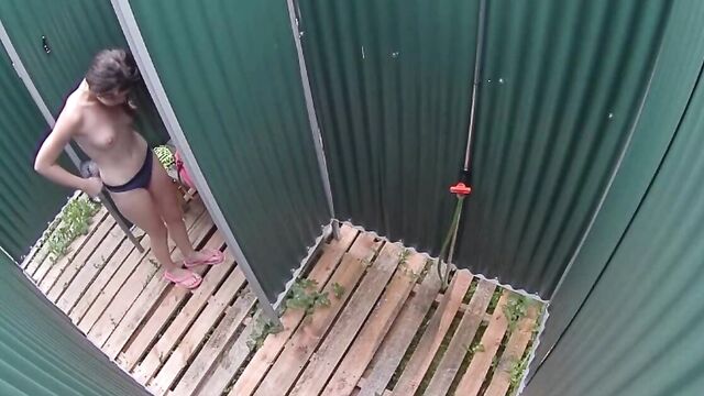 Голая девушка моется в общественном душе на пляже