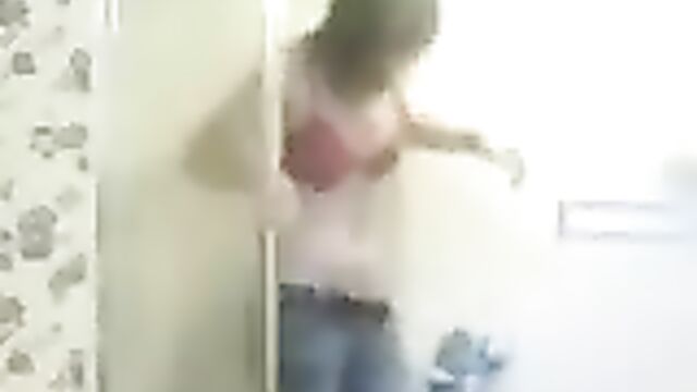 Высокая студентка засветила сиськи в ванной комнате