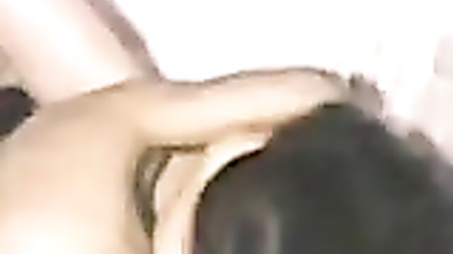 Возбужденный брюнет глубоко засаживает азиатке в пизду