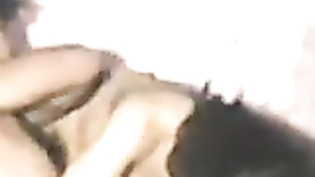 Возбужденный брюнет глубоко засаживает азиатке в пизду