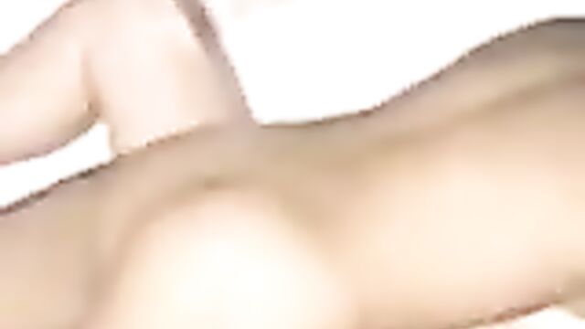 Возбужденный брюнет глубоко засаживает азиатке в пизду