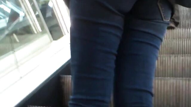 Молоденькая девушка в обтягивающих штанах гуляет по торговому центру