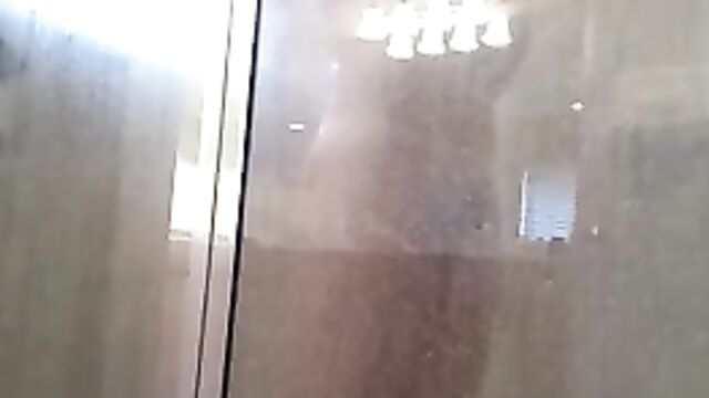 Обнаженная кузина эротично моется в душевой