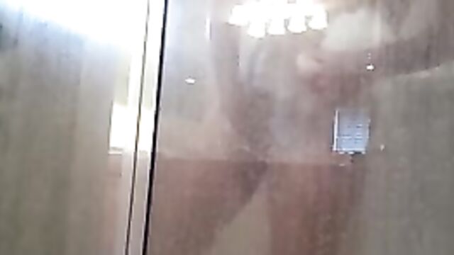 Обнаженная кузина эротично моется в душевой