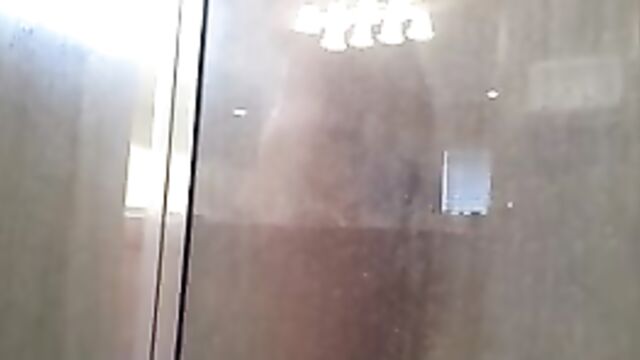 Обнаженная кузина эротично моется в душевой