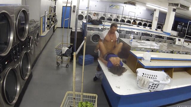 Пикапер поимел шикарную милфу раком в прачечной