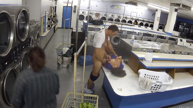 Пикапер поимел шикарную милфу раком в прачечной