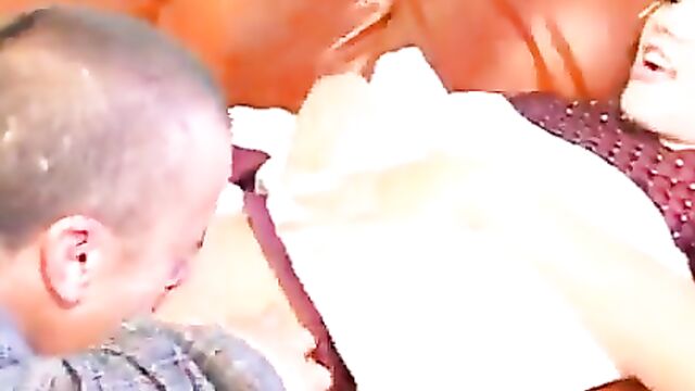 Две сестры ебутся в жопу с карликом и его рослым приятелем