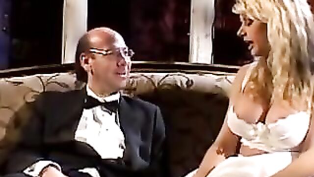 Жених наблюдает за сексом невесты с любовником после свадьбы