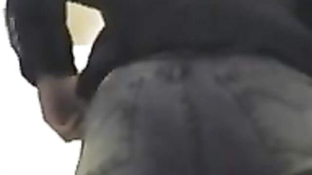 Телки ссут в туалете перед скрытой камерой