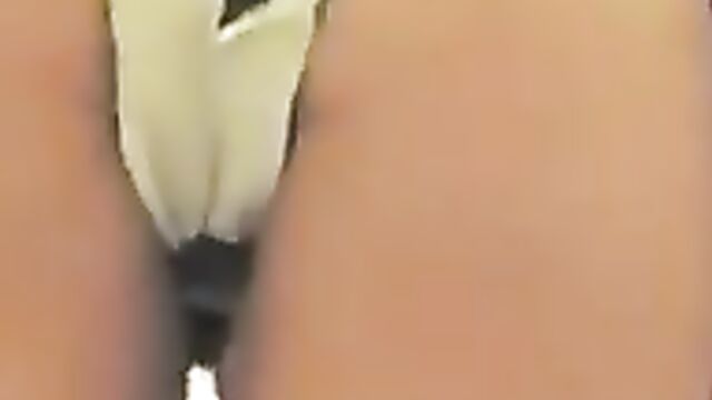 Телки ссут в туалете перед скрытой камерой