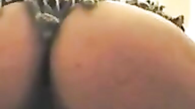 Телки ссут в туалете перед скрытой камерой