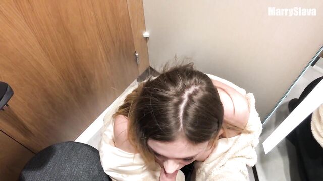 Русская студентка глубоко сосет в примерочной магазина