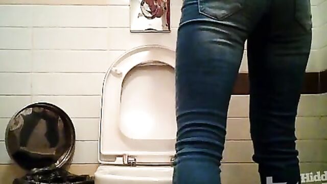 Съемка писающих девушек скрытой камерой в туалете
