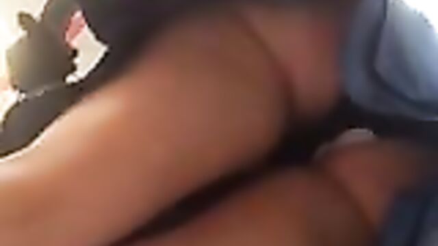 Снимает на скрытую камеру под юбкой у девчонок