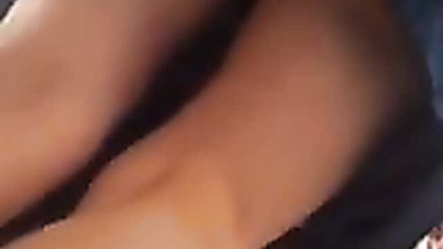 Снимает на скрытую камеру под юбкой у девчонок