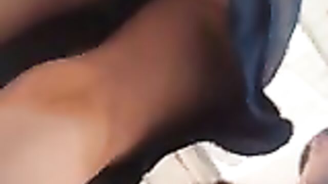 Снимает на скрытую камеру под юбкой у девчонок