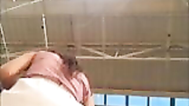 Снимает на скрытую камеру под юбкой у девчонок