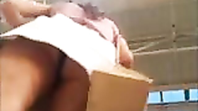 Снимает на скрытую камеру под юбкой у девчонок