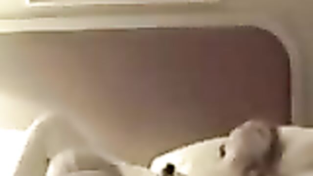 На камеру отеля попал секс молодых лесбиянок