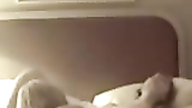 На камеру отеля попал секс молодых лесбиянок