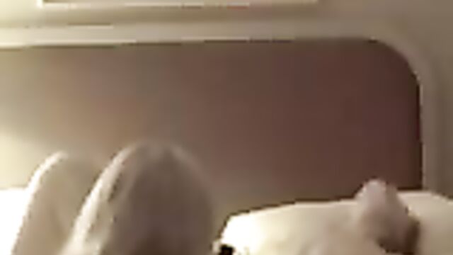 На камеру отеля попал секс молодых лесбиянок